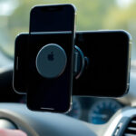 Magneettinen puhelinpidike kojelaudassa pitämässä älypuhelinta ohjaajan näköetäisyydellä autossa